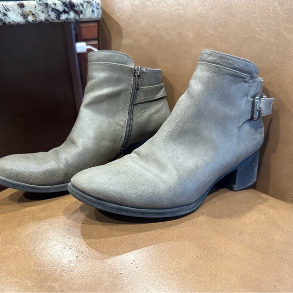 Naturalizer Women’s 9 Gray Ankle Boots with a Modern Minimalist Design - Picture 3 of 9